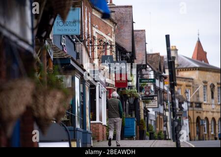 Ein Mann geht die Sheep Street in einem ruhigen Stratford-upon-Avon in Warwickshire hinauf, das normalerweise während des Osterfeiertags mit Tausenden von Menschen gefüllt ist. Stockfoto