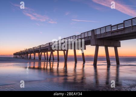 Jacksonville, Florida, USA Blick auf den Strand mit Jacksonville Pier bei Sonnenaufgang. Stockfoto