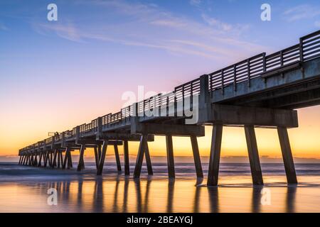 Jacksonville, Florida, USA Blick auf den Strand mit Jacksonville Pier bei Sonnenaufgang. Stockfoto