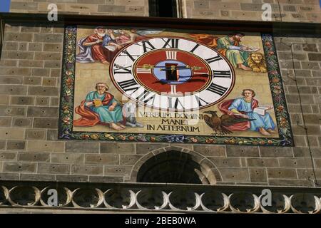 Die Uhr der Schwarzen Kirche (Biserica Neagra) in der Altstadt von Brasov, Rumänien Stockfoto