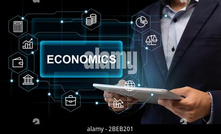 Mann im Anzug mit Tablet macht Präsentation Stockfoto