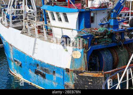 Troon, Ayrshire, Großbritannien. April 2020. Die Sperrung des Coronavirus wirkt sich auf die schottische Fischereiflotte aus, da alle Fischmärkte geschlossen und alle Fischerboote und Trawler auf unbestimmte Zeit festgemacht werden, was bedeutet, dass die Fischereicrews kein regelmäßiges Einkommen haben. Hier verbringt ein Fischer seinen Ostersonntag damit, sein Boot zu einer Zeit zu pflegen, in der er auf See sein würde. Kredit: Findlay/Alamy Live News Stockfoto