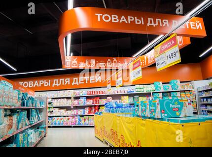 Woronesch, Russland - 29. August 2019: Abteilung mit Hauswaren in einem Supermarkt Stockfoto