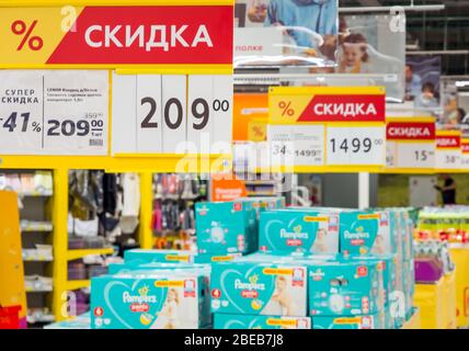 Woronesch, Russland - 29. August 2019: Rabatte auf Babyprodukte im Supermarkt Stockfoto