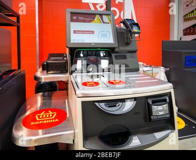 Voronesch, Russland - 29. August 2019: Selbstbedienungsschalter im MAGNIT-Hypermarkt Stockfoto
