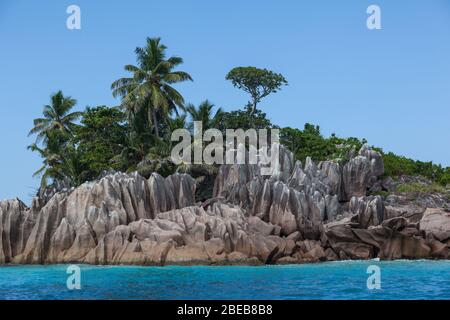 Granitfelsen an der Küste der Seychellen Stockfoto