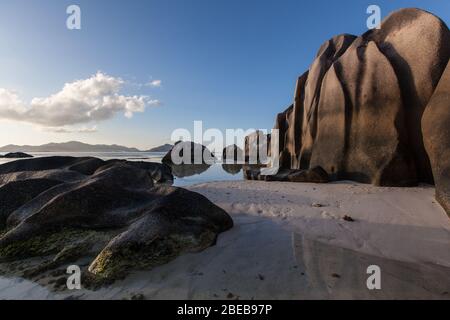 Source d'argent Granit Felsbrocken Strand Ebbe Wasser Indischer Ozean bunte Sonnenuntergang Blick Stockfoto