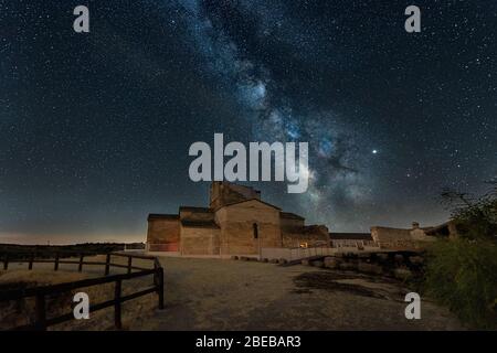 Nachtlandschaft mit bunten Milchstraße über die Kirche Santa María de Melque in toledo spanien. Sternenhimmel mit Hügeln im Sommer. Nachtastrophot Stockfoto