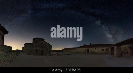 Nachtlandschaft mit bunten Milchstraße über die Kirche Santa María de Melque in toledo spanien. Sternenhimmel mit Hügeln im Sommer. Nachtastrophot Stockfoto