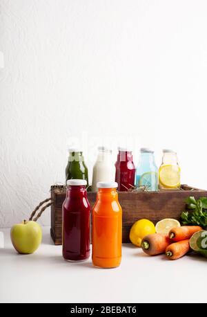 Gesunder Smoothie in Glasflaschen und frischem Gemüse Stockfoto