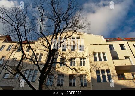 Fassade eines alten Mehrfamilienhauses in Charlottenburg Berlin Stockfoto