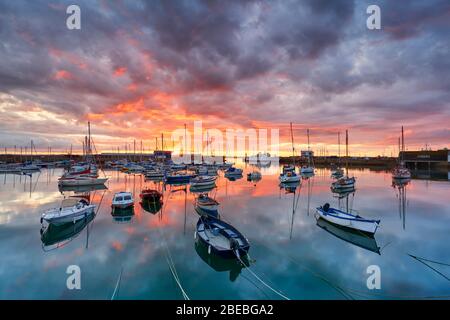 Ein wunderschöner Morgenhimmel über Penzance Harbour und Mounts Bay, Cornwall Stockfoto