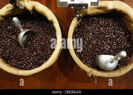 Kaffeebohnen im Supermarkt, New York City, USA Stockfoto