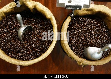 Kaffeebohnen im Supermarkt, New York City, USA Stockfoto