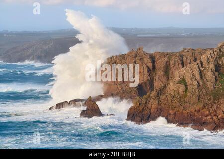 Riesige Wellen, die durch Sturm erzeugt werden Ciara zerschlagen in die Klippen in der Nähe von Sennen Cove, Land's End, Cornwall Stockfoto