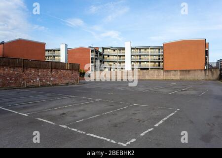 Leerer Parkplatz und Gebäude, Birmingham, Großbritannien Stockfoto