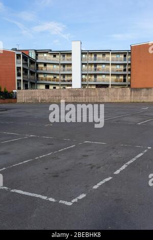 Leerer Parkplatz und Gebäude, Birmingham, Großbritannien Stockfoto