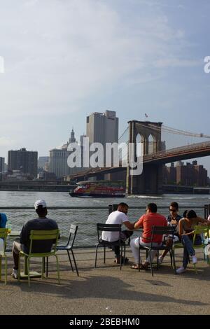 Blick vom Brooklyn Park auf Manhattan und Brooklyn Bridge, New York City, USA Stockfoto