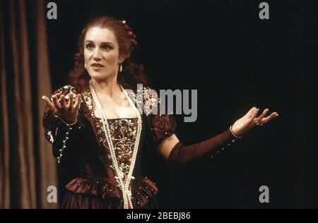 Harriet Walter (die Herzogin) in DER HERZOGIN VON MALFI von John Webster Design: Fotini Dimou Regie: Bill Alexander Royal Shakespeare Company (RSC), The Pit, Barbican Theatre, London EC2 01/05/1990 Stockfoto