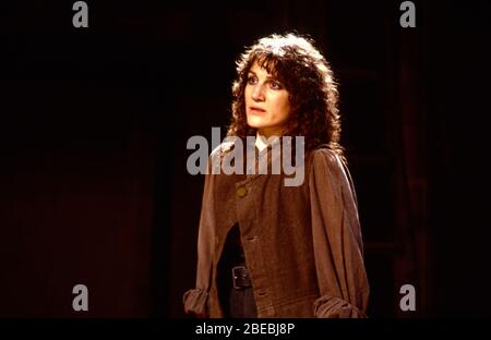 Harriet Walter (Winnifrede) in THE HEXE OF EDMONTON von Dekker, Ford & Rowley Royal Shakespeare Company (RSC), The Pit, Barbican Centre, London EC2 28/09/1982 Design: Chris Dyer Beleuchtung: Leo Leibovici Regie: Barry Kyle Stockfoto