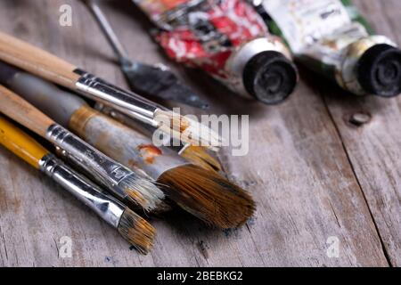 Ölfarbe Pinsel und Rohre auf Holz Stockfoto