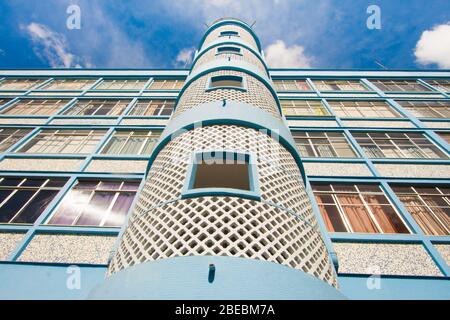 Blaue Bilding mit Panoramentreppe in Teresopolis, Rio de Janeiro, Brasilien Stockfoto