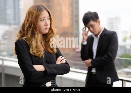 Gestresst junge asiatische Business-Paar suchen aufgeregt zusammen in der Stadt Stockfoto