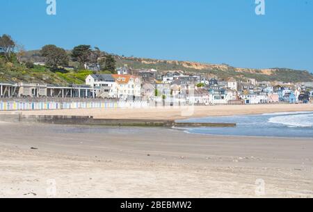 Lyme Regis, Dorset, Großbritannien. April 2020. UK Wetter: Lyme Regis, Dorset, UK. Eine helle, aber eher kühl Lyme Regis am Osterfeiertag, als die Coronavirus Sperrung weiter. Der kalte Wind und die COVID-19 Pandemiebeschränkungen halten Besucher fern, da die Menschen aufgefordert werden, während des Bankholtages "zu Hause zu bleiben, den NHS zu schützen und Leben zu retten". Kredit: Celia McMahon/Alamy Live News Stockfoto