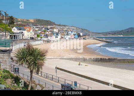 Lyme Regis, Dorset, Großbritannien. April 2020. UK Wetter: Lyme Regis, Dorset, UK. Eine helle, aber eher kühl Lyme Regis am Osterfeiertag, als die Coronavirus Sperrung weiter. Der kalte Wind und die COVID-19 Pandemiebeschränkungen halten Besucher fern, da die Menschen aufgefordert werden, während des Bankholtages "zu Hause zu bleiben, den NHS zu schützen und Leben zu retten". Kredit: Celia McMahon/Alamy Live News Stockfoto