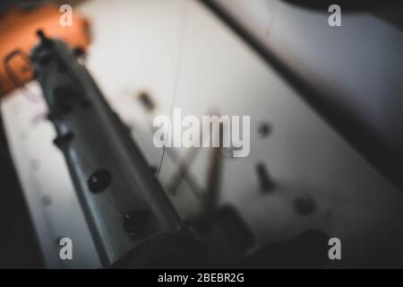 Detail der Nähmaschine und Nähzubehör. Stockfoto