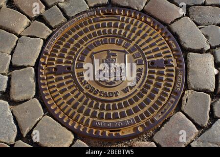 Kanaldeckel mit dem Stadtwappen von Wismar, Mecklenburg-Vorpommern, Deutschland Stockfoto