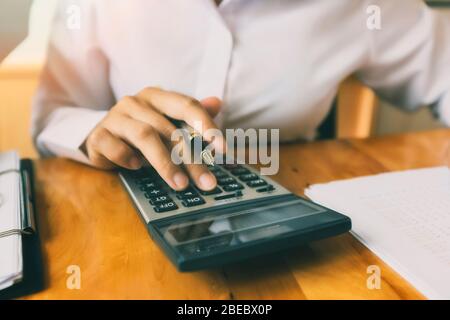 Geschäftsfrau Buchhalterin oder Bankerin mit Rechner im Büro. Sparkonzept, Finanzen und Wirtschaftlichkeit. Stockfoto