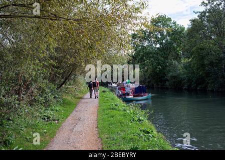 Schmale Boote auf dem Grand Union Canal in der Nähe von Hanwell West London England Stockfoto