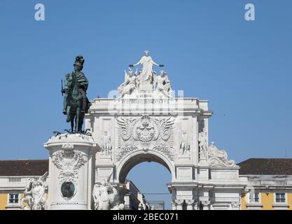 Der Rua Augusta Arch von Praça do Comércio aus gesehen, gefangen gegen den blauen Himmel in Lissabon, Portugal. Stockfoto