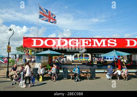 Eine Fahrt auf dem Messegelände von DodGems am Meer in Littlehampton an einem Sommertag in West Sussex England, Großbritannien Stockfoto