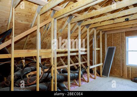 Heizungsrohr das Dach des Hauses Heizungsrohre, Ventile schließen Installation Stockfoto