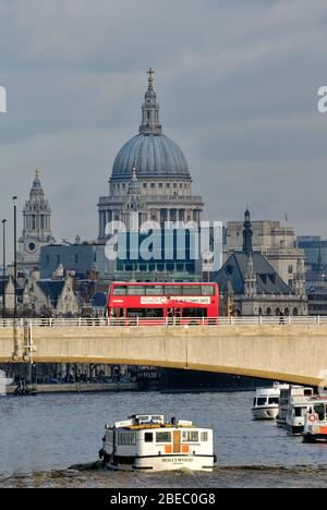 Ein roter Londoner Bus, der über die Waterloo Brücke mit der St. Paul's Kathedrale auf der Skyline Englands fährt Stockfoto
