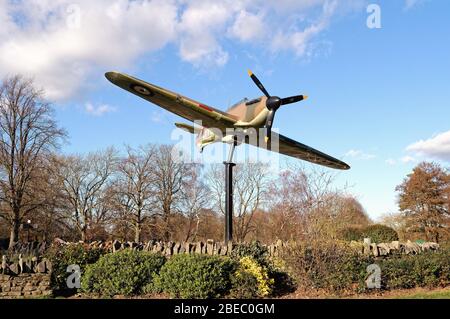 Nachbildung eines Hurrikan Battle of Britain Kämpfers in Alexandra Gardens Windsor, einem Denkmal für Sir Sydney Camm, Berkshire England UK Stockfoto