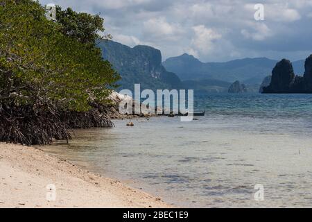 Transparentes türkisfarbenes Wasser Paradies Sand Strand Kalkstein Felsen Coron Insel Palawan Stockfoto