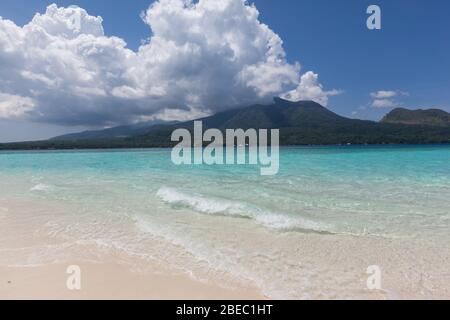 Weißer Sandstrand türkis klares Wasser Sandbank Vulkan Blick Camiguin Insel Stockfoto