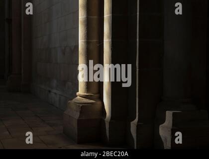 Details von Licht, Fenstern, Mauerwerk und Schatten innerhalb einer klassischen europäischen Kirche. Stockfoto