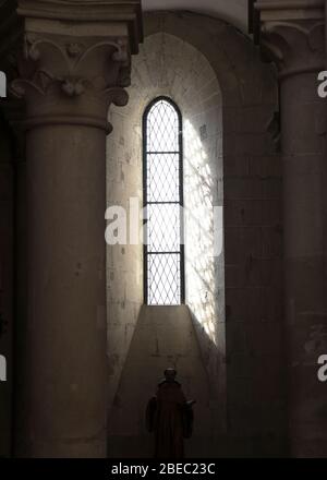 Details von Licht, Fenstern, Mauerwerk und Schatten innerhalb einer klassischen europäischen Kirche. Stockfoto