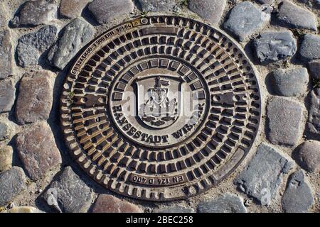 Kanaldeckel mit dem Stadtwappen von Wismar, Mecklenburg-Vorpommern, Deutschland Stockfoto