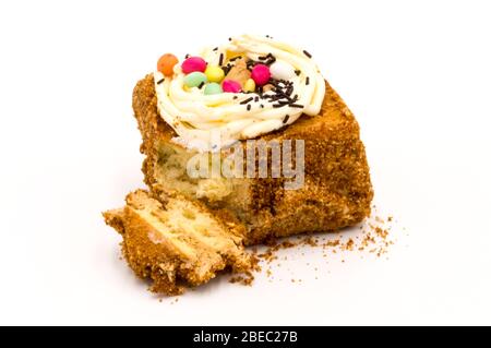Quadrat von Schokolade Brownie mit cremigen Schokoladeneiern dekoriert. Auf einem weißen Hintergrund. Stockfoto