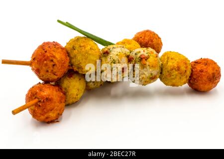 Marinierte Fleischbällchen Spieße auf einem Holzpflücken und einem weißen Hintergrund. Stockfoto