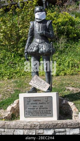 Lyme Regis, Dorset, Großbritannien. April 2020. UK COVID-19: Lyme Regis, Dorset, UK. Eine Statue von Admiral Sir George Somers KT (Gründer von Bemuda) in den Langmore Gardens, Lyme Regis donnerte eine Facemask als Geste der Wertschätzung und Dank an NHS-Mitarbeiter und Schlüsselarbeiter an der Frontlinie des Coronavirus. Kredit: Celia McMahon/Alamy Live News Stockfoto