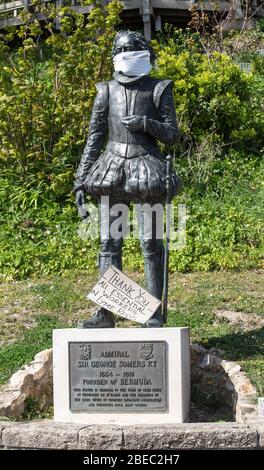 Lyme Regis, Dorset, Großbritannien. April 2020. UK COVID-19: Lyme Regis, Dorset, UK. Eine Statue von Admiral Sir George Somers KT (Gründer von Bemuda) in den Langmore Gardens, Lyme Regis donnerte eine Facemask als Geste der Wertschätzung und Dank an NHS-Mitarbeiter und Schlüsselarbeiter an der Frontlinie des Coronavirus. Kredit: Celia McMahon/Alamy Live News Stockfoto