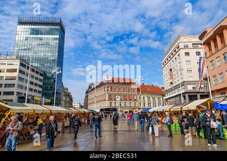 Der Markt auf dem Ban Jelačić Platz, dem zentralen Platz der Stadt Zagreb, Kroatien Stockfoto