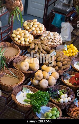 Der Indoor-Markt für frisches Obst und Gemüse in Funchal; Madeira; Stockfoto