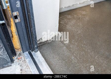 Bodenausdehnungsfuge auf dem neu hergestellten Boden im Haus, um Risse im Boden zu verhindern. Stockfoto